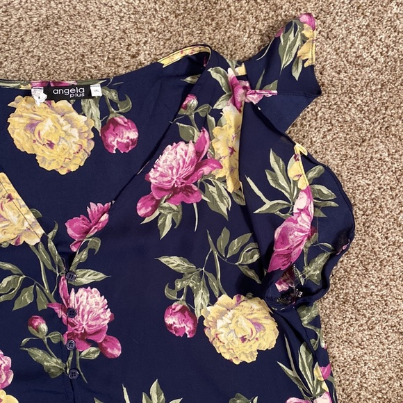 Angela Plus flower blouse - Picture 6 of 10